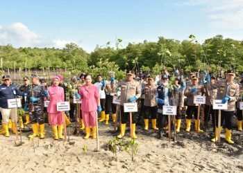 Polda Kepri Beserta Jajaran Laksanakan Penanaman Bibit Mangrove Secara Serentak dalam Rangka HUT Bhayangkara Ke – 77