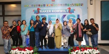 Tiba di Batam, dr Susanti dan Erizal Ginting Terima Tanjak dari Perwakilan Wali Kota Batam