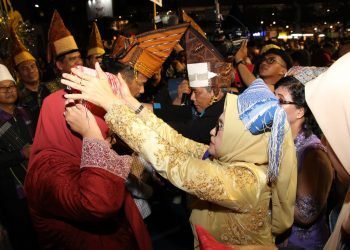dr Susanti dan Erizal Ginting Sematkan Pakaian Adat Simalungun kepada Wali Kota Batam dan Wagub Kepri
