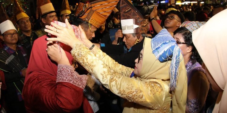 dr Susanti dan Erizal Ginting Sematkan Pakaian Adat Simalungun kepada Wali Kota Batam dan Wagub Kepri