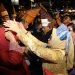 dr Susanti dan Erizal Ginting Sematkan Pakaian Adat Simalungun kepada Wali Kota Batam dan Wagub Kepri