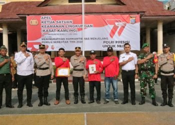 Sambut Pilkada Serentak 2024, Kapolres P.Siantar Pimpin Apel Sat Kamling & Berikan Hadiah Kepada Juara Lomba Satkamling