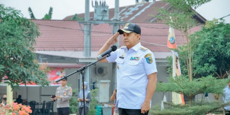 Wujudkan Pemilu Serentak  Kondusif & Aman 2024, Bupati Zahir Pimpin Apel Satkamling