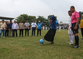 Pembukaan Pertandingan Persahabatan PS Pemko Pematang Siantar, dr Susanti Lakukan Tendangan Kick Off