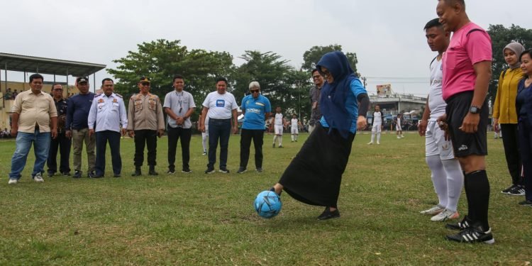Pembukaan Pertandingan Persahabatan PS Pemko Pematang Siantar, dr Susanti Lakukan Tendangan Kick Off