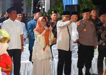dr Susanti Lepas peserta Takbir Keliling Malam Idul Adha 1444 H dari depan Balai Kota Pematang Siantar
