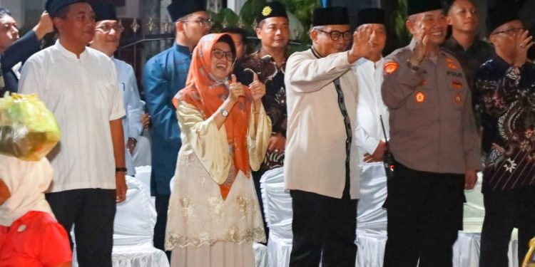 dr Susanti Lepas peserta Takbir Keliling Malam Idul Adha 1444 H dari depan Balai Kota Pematang Siantar