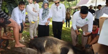 Pemko Pematang Siantar Sembelih 9 Hewan Kurban, dr. Susanti Dewayani Serahkan 1 Ekor