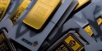 Harga emas Antam hari ini turun Rp8.000 per gram
