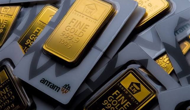 Harga emas Antam hari ini turun Rp8.000 per gram