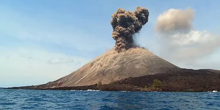 Gunung Anak Krakatau meletus tujuh kali