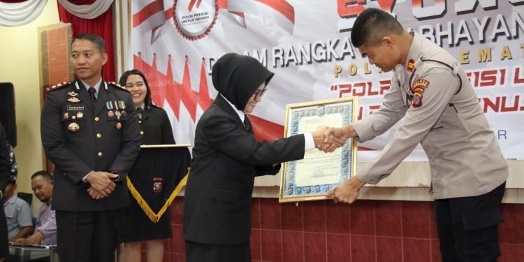 Momentum HUT Ke 77 Bhayangkara, dr Susanti Serahkan Piagam Penghargaan Kepada Personel Polres Pematang Siantar
