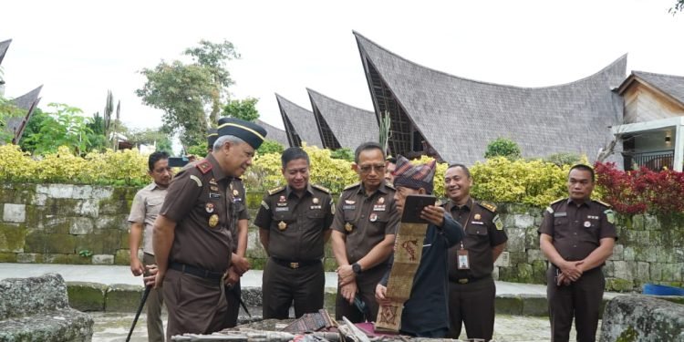 Kajati Sumut Apresiasi Desa Adat Batak Huta Siallagan dan Program Jaga Desa