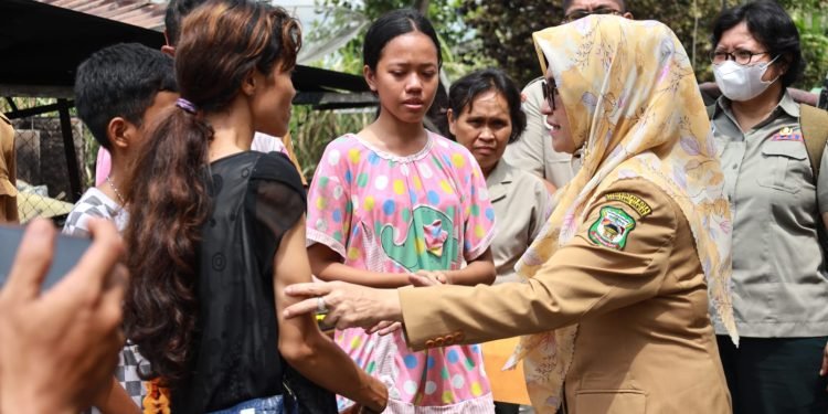 dr. Susanti Kunjungi Korban Kebakaran di Sumber Jaya 1 Kota Pematang Siantar
