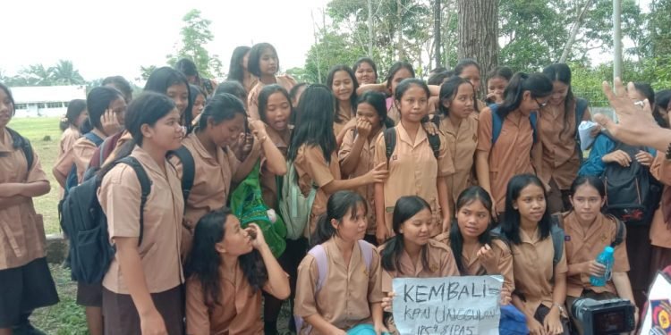 Ratusan Siswa SMA Negeri 1 Dolok Panribuan Unjuk Rasa, Kacabdis Prihatin Libatkan Siswa dalam Aksi