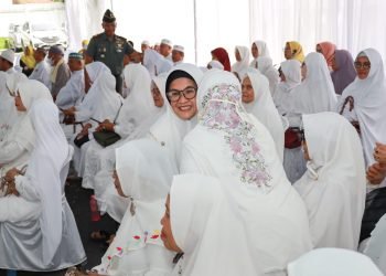 dr. Susanti Dewayani SpA bersama Ketua Dekranasda dan Forkopimda Tepung Tawari Jamaah Haji