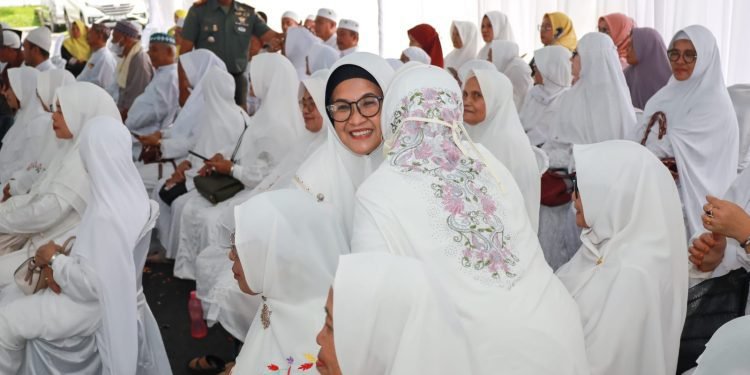 dr. Susanti Dewayani SpA bersama Ketua Dekranasda dan Forkopimda Tepung Tawari Jamaah Haji