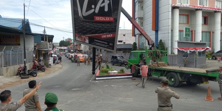 Satpol PP Bersama Tim Terpadu Tertibkan Plank Reklame Tak Berizin di Kota Pematang Siantar