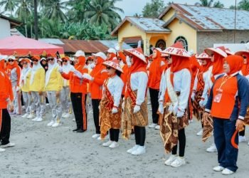 Sambut HUT RI ke-78, Kaum Ibu Desawisma Ikut Gerak Jalan Santai