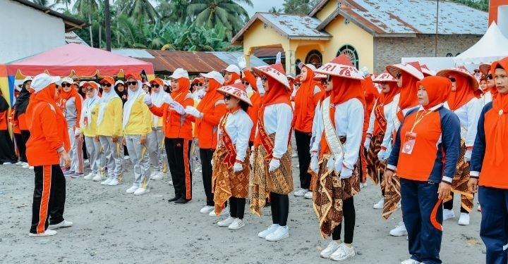 Sambut HUT RI ke-78, Kaum Ibu Desawisma Ikut Gerak Jalan Santai