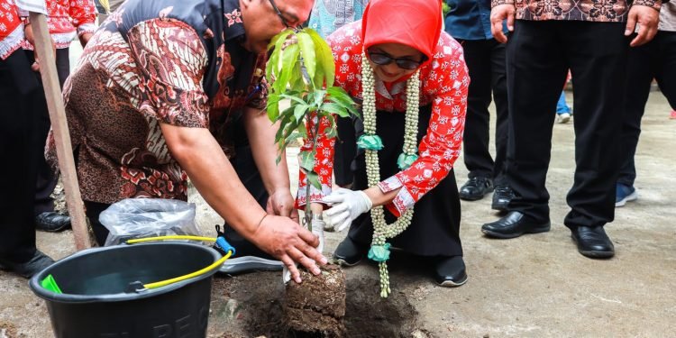 dr. Susanti Hadiri Kegiatan Indonesia Menabung dan Aksi Nyata Menanam 1 Siswa 1 Pohon