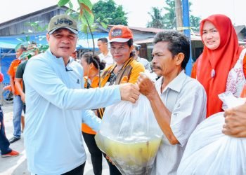 Jumat Berkah, Bupati Zahir Sapa Warga dan Berbagi Bantuan