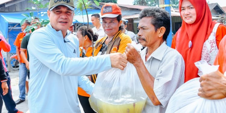 Jumat Berkah, Bupati Zahir Sapa Warga dan Berbagi Bantuan