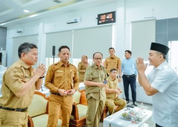 Bupati Batu Bara Zahir Lepas Penerima Beasiswa Sawit