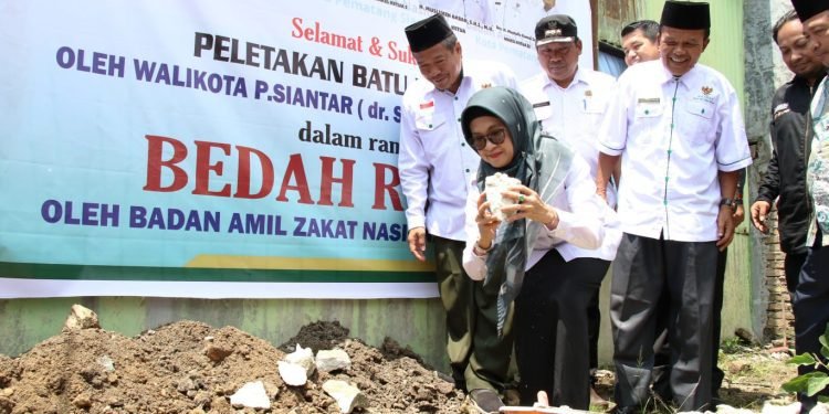 Bersama BAZNAS Pematang Siantar, dr Susanti Letakkan Batu Pertama Pembangunan Bedah Rumah