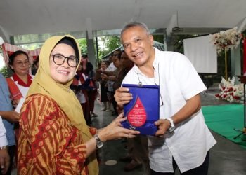 HUT Ke 78 PMI, dr Susanti Dewayani SpA Serahkan Sejumlah Piagam Penghargaan
