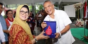 HUT Ke 78 PMI, dr Susanti Dewayani SpA Serahkan Sejumlah Piagam Penghargaan