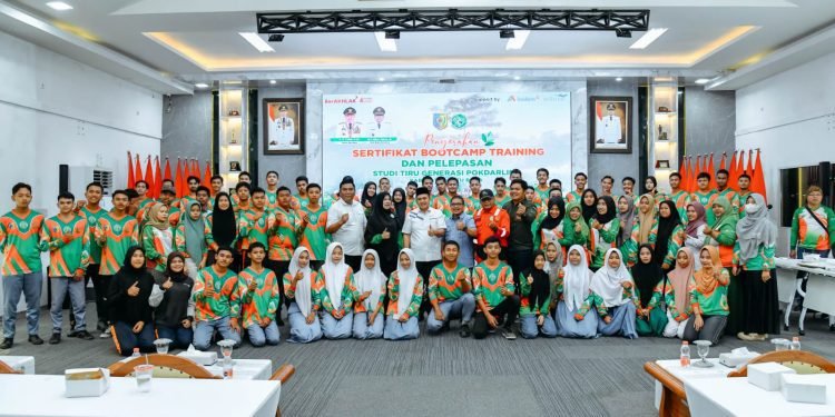 Bupati Zahir Berangkatkan Peserta Study Tiru Pokdarling ke Kota Medan