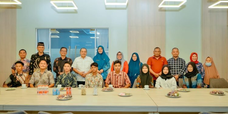 Tingkatan Kualitas Pendidikan, Bupati Zahir Berangkatkan Guru dan Mahasiswa ke Luar Negeri