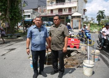 Plt. Kepala Dinas PUTR Kota Pematang Siantar Sofian Purba S.Sos Tinjau Jalan Rusak di jalan Sibolga