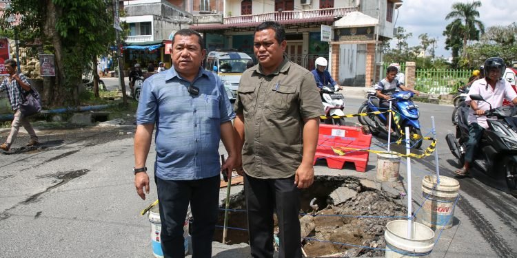 Plt. Kepala Dinas PUTR Kota Pematang Siantar Sofian Purba S.Sos Tinjau Jalan Rusak di jalan Sibolga
