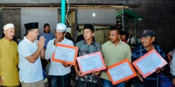 Sapa Desa Titi Merah, Bupati Zahir Berikan Bantuan Alat Pertanian