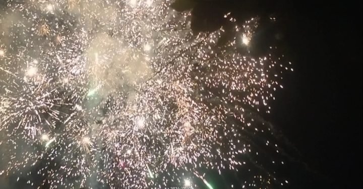 Perayaan Pergantian Tahun di Nagori Sitalasari Meriah Dengan Pesta Kembang Api