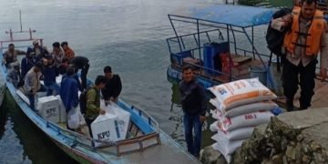 Personel Polres Simalungun Berjuang Mengamankan Logistik Pemilu 2024 Melintasi Danau Toba