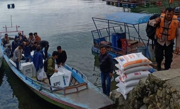 Personel Polres Simalungun Berjuang Mengamankan Logistik Pemilu 2024 Melintasi Danau Toba