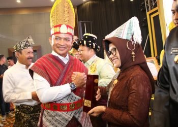 Hadiri Musrenbang RKPD Sumut 2025, Wali Kota Siantar Kenakan Pakaian Adat Simalungun dan Terima Penghargaan Terbaik 1