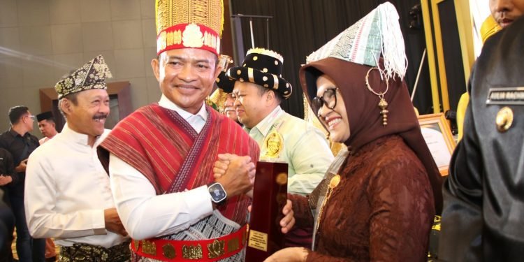 Hadiri Musrenbang RKPD Sumut 2025, Wali Kota Siantar Kenakan Pakaian Adat Simalungun dan Terima Penghargaan Terbaik 1