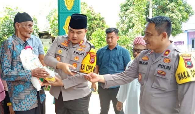 Demi Meraih Berkah Ramadhan, Kapolres Batu Bara Bagikan Sembako