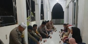 Kapolsek Dolok Silau Bagi Takjil dan Bukber dengan Remaja Masjid Jamik Saran Padang
