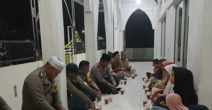 Kapolsek Dolok Silau Bagi Takjil dan Bukber dengan Remaja Masjid Jamik Saran Padang