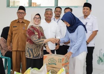 Ramadhan Berkah, dr Susanti Bersama Perumda Tirtauli Kembali Berbagi di Sejumlah Lokasi
