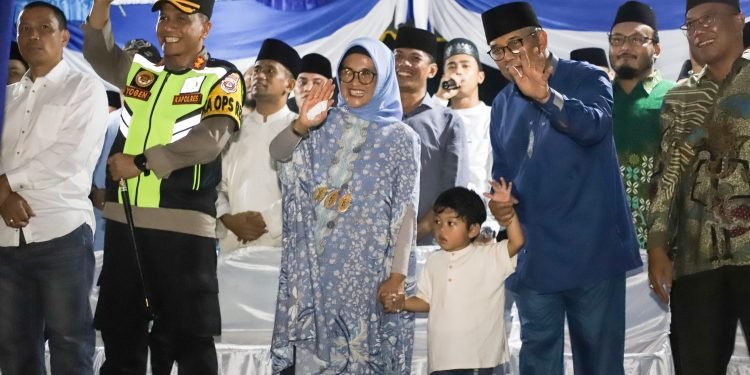 Wali Kota Siantar Didampingi Ketua Dekranasda Melepas Pawai Takbir Keliling Idul Fitri 1 Syawal 1445 H/2024 M