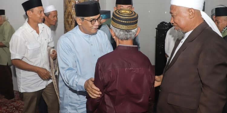 Wali Kota dan Keluarga bersama Masyarakat Menunaikan Sholat Idul Fitri 1445 H/2024 M di Masjid Raya
