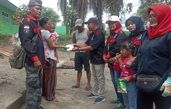 Komunitas Relawan North Sumatera Berikan Bantuan Korban Rumah Tertimpa Pohon di Siantar