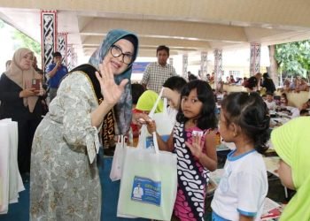 Wali Kota Bersama Ketua Dekranasda Menyerahkan Alat Mewarnai pada Lomba Mewarnai Tingkat Paud