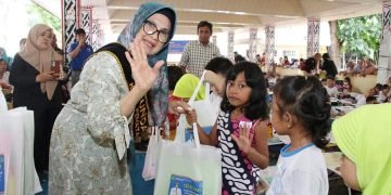 Wali Kota Bersama Ketua Dekranasda Menyerahkan Alat Mewarnai pada Lomba Mewarnai Tingkat Paud